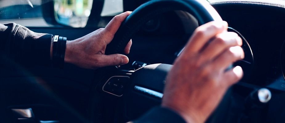 Pode dirigir descalço? Saiba aqui!